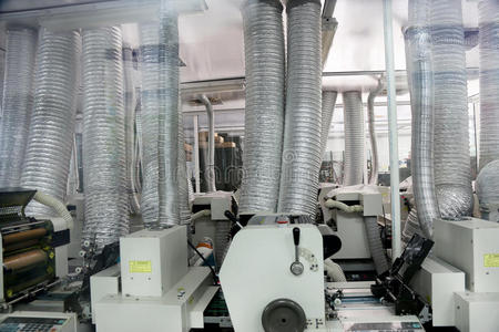 工程師在工廠調(diào)整機(jī)器與集成電路設(shè)計(jì)